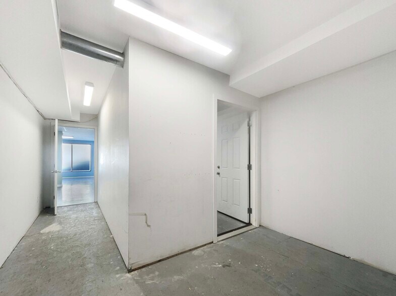 More Photos Of 59 Dalhousie St, Brantford Storefront For Lease