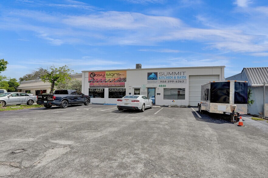 More Photos Of 4840-4860 N Dixie Hwy, Oakland Park Warehouse For Lease