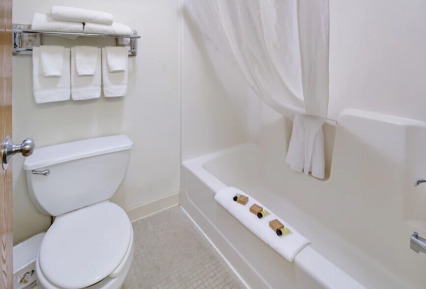 More Photos Of 117 Cody Ave, Alliance Hotel For Sale
