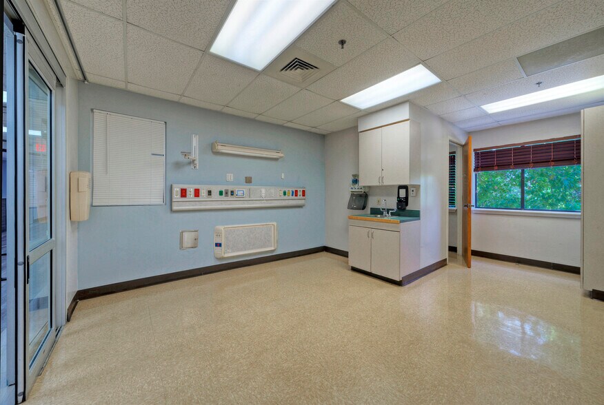 More Photos Of 4207 Burnet Rd, Austin Hospital For Lease