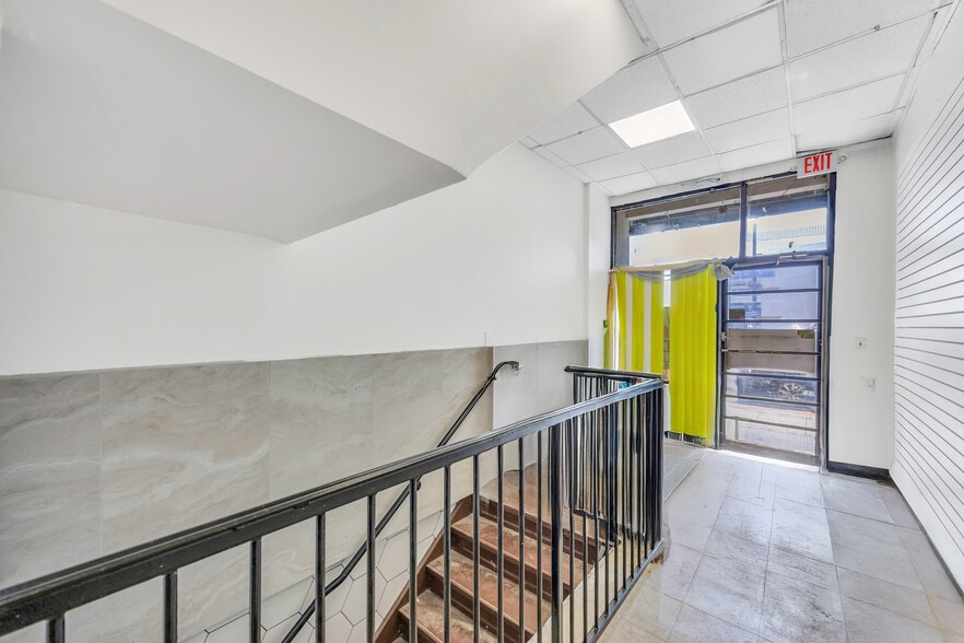 More Photos Of 28 Main St, Hempstead Storefront Retail Residential For Lease