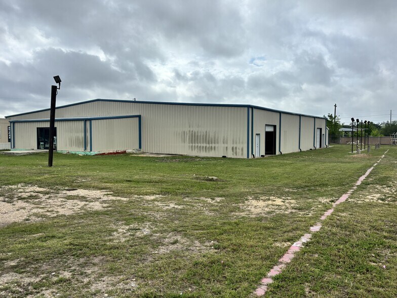 More Photos Of 1403 W Welch St, Taylor Warehouse For Sale