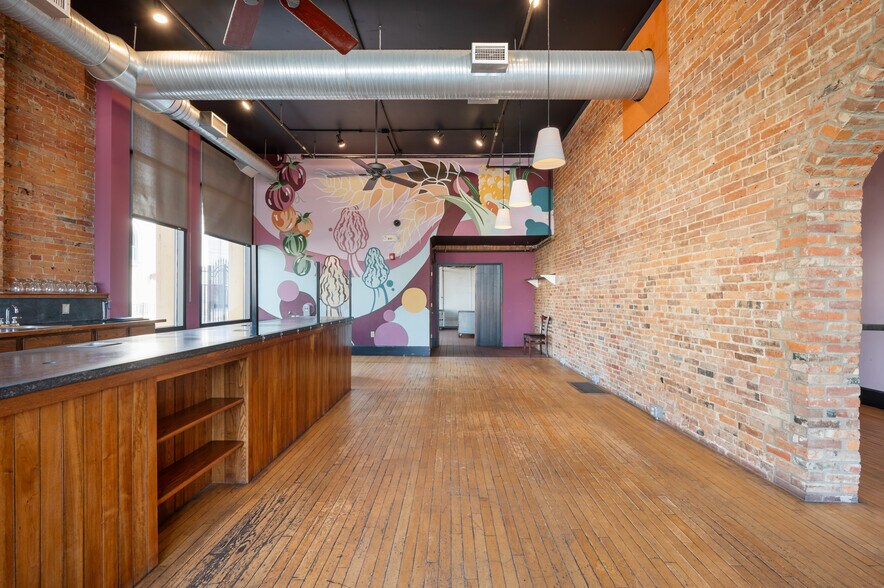 More Photos Of 108 S Walnut St, Muncie Office For Sale