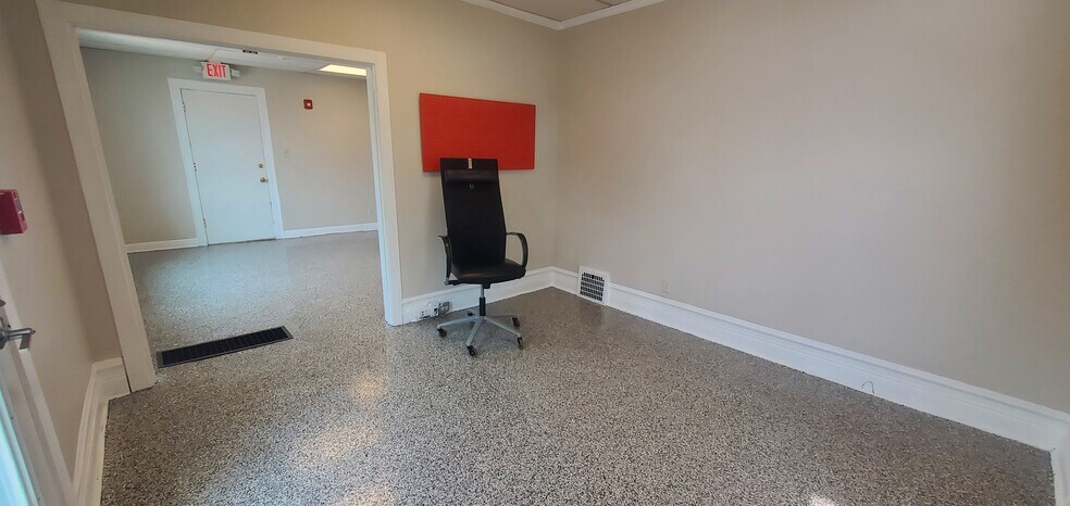 More Photos Of 4927 Main St, Downers Grove Storefront Retail Office For Lease