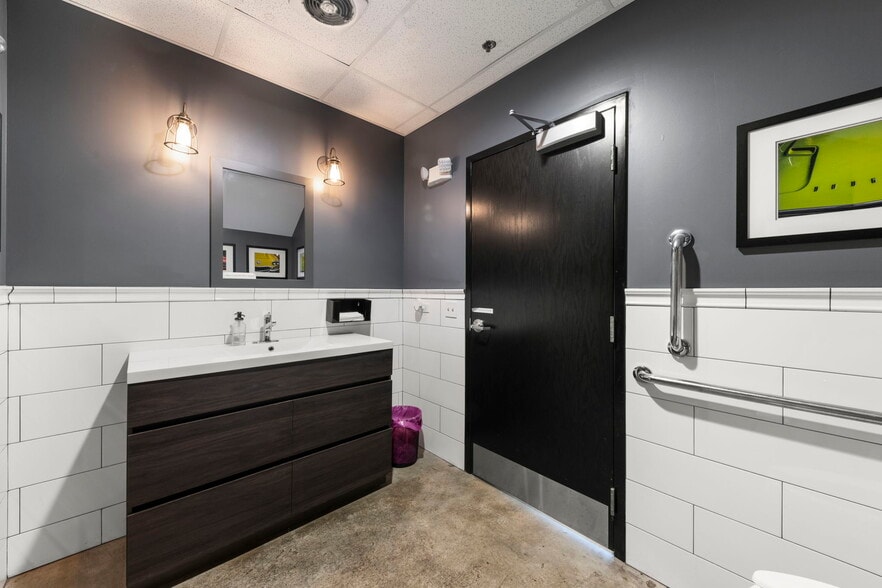 More Photos Of 2108-2260 Ferry Rd, Naperville Showroom For Sale