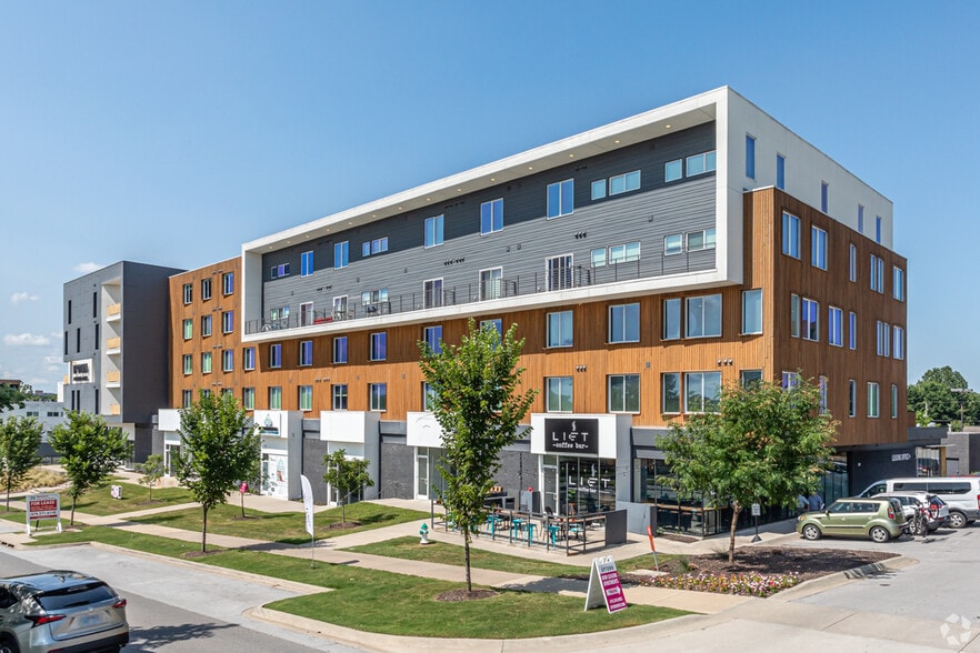 More Photos Of 3959 N Steele Blvd, Fayetteville General Retail For Lease