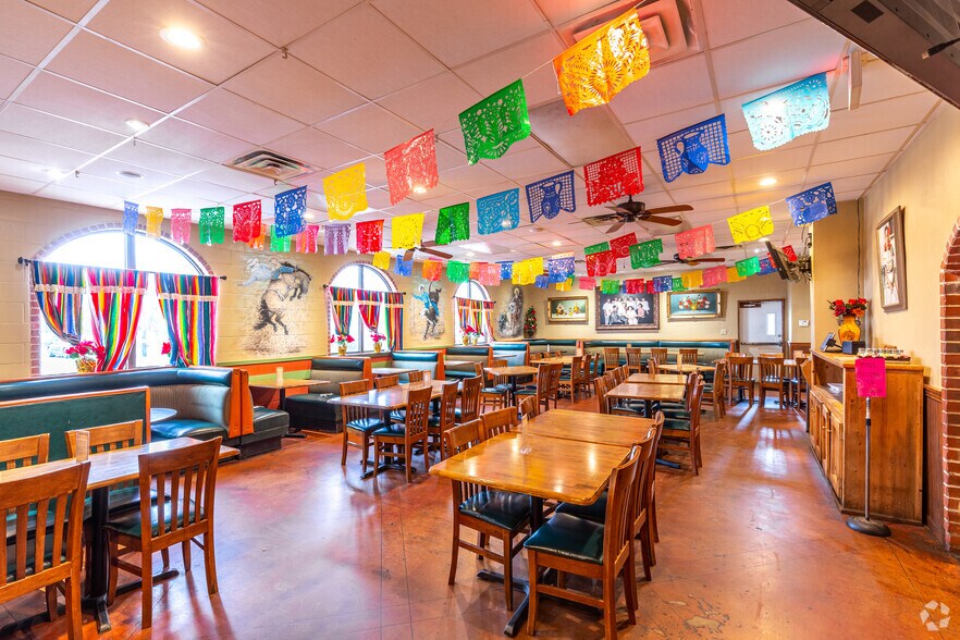 More Photos Of 515 W Royall Blvd, Malakoff Restaurant For Sale