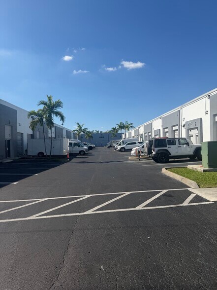 More Photos Of 1570 W 38th Pl, Hialeah Flex For Lease