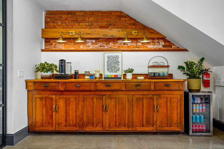 More Photos Of 144 S Main St, Independence Storefront Retail Office For Sale