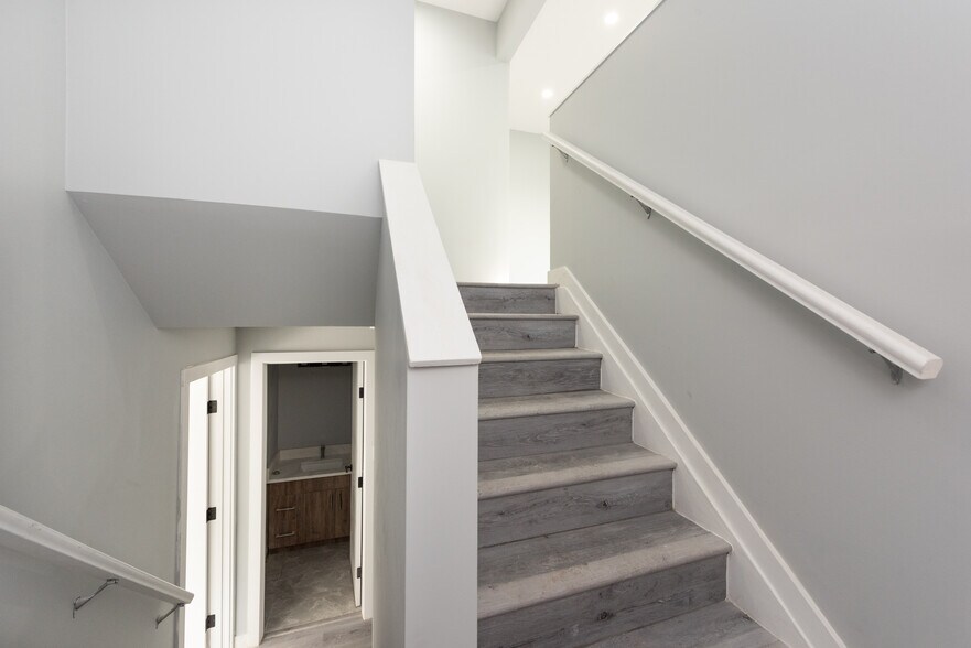 More Photos Of 808 Mcneill Rd NE, Calgary Apartments For Sale