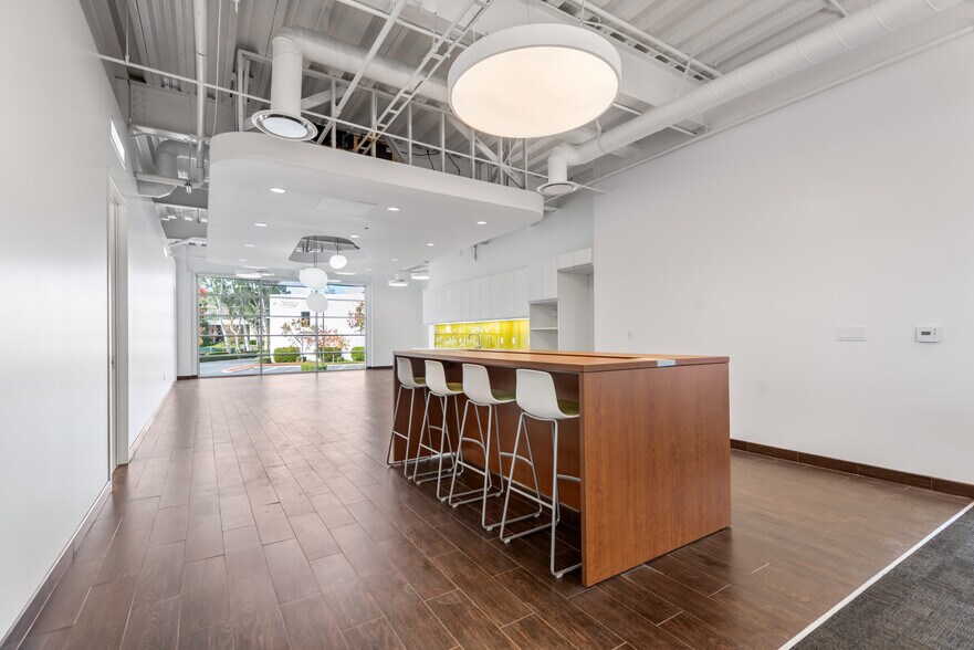 More Photos Of 2201 Corporate Center Dr, Newbury Park Research And Development For Sale