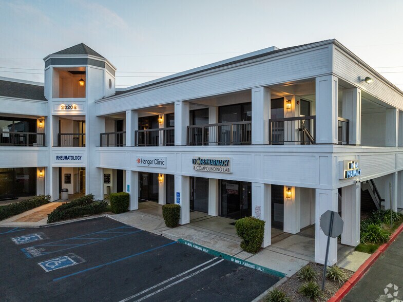 More Photos Of 23206 Lyons Ave, Santa Clarita Medical For Lease