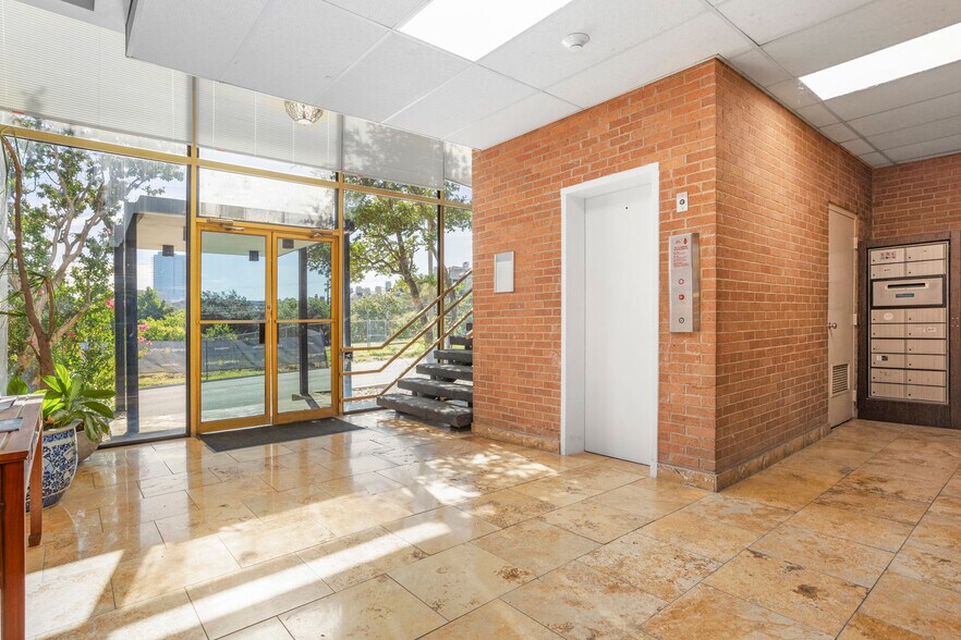 More Photos Of 910 Collier St, Fort Worth Loft Creative Space For Lease