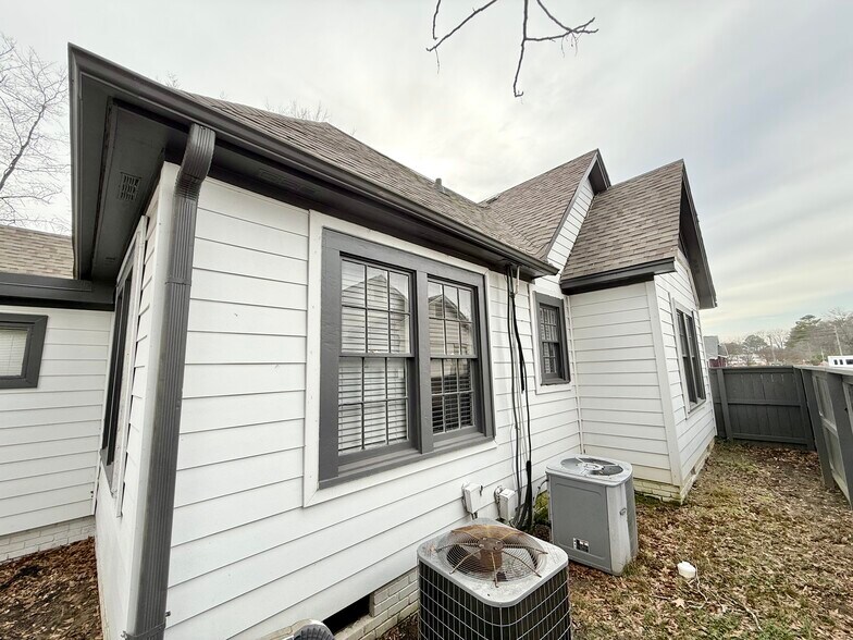 More Photos Of 208 N Gloster St, Tupelo Office For Sale