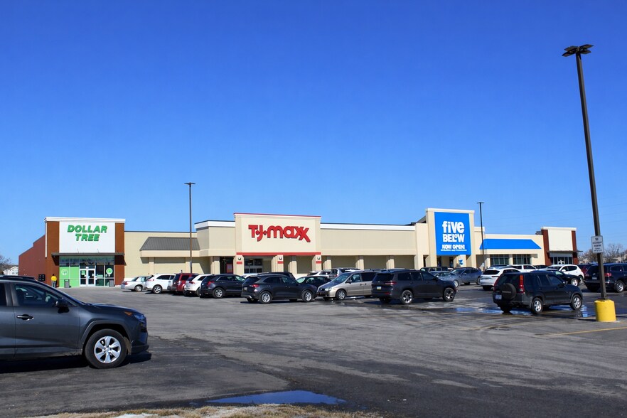 Primary Photo Of 830 E Main St, Gardner Supermarket For Lease