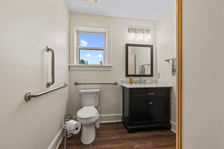More Photos Of 501 Main St, Odessa Office For Sale
