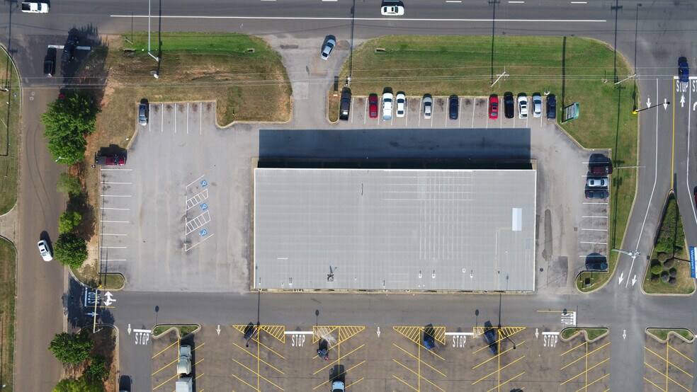 More Photos Of 1711 N East End Blvd, Marshall Storefront For Lease