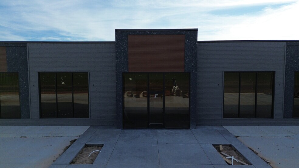 More Photos Of 550 NE 24th St, Newcastle General Retail For Lease