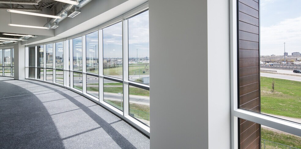 More Photos Of 1950 Rue Maurice-Gauvin, Laval Office For Lease