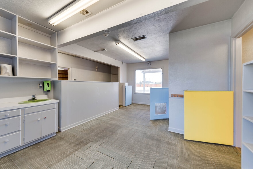 More Photos Of 1005 Austin St, Midland Storefront For Sale