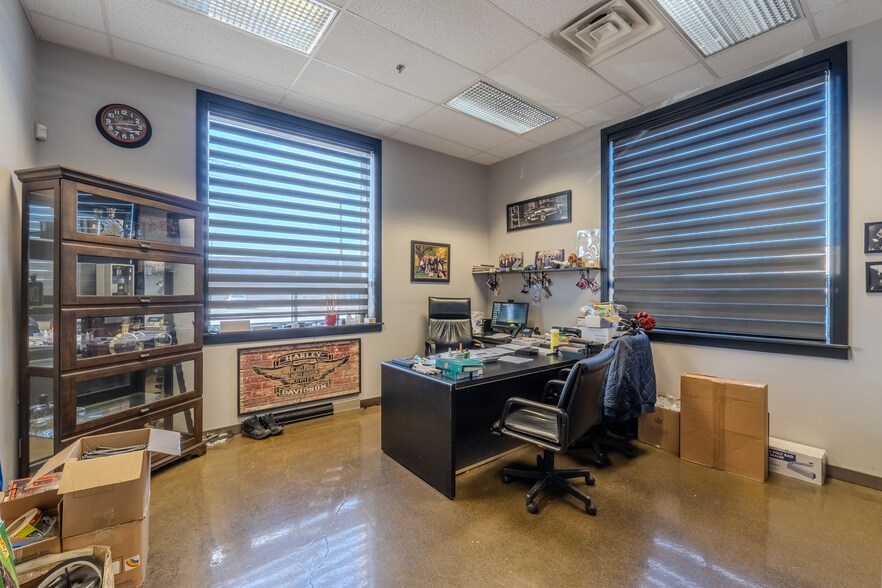 More Photos Of 8600 Pl Upton, Montréal Warehouse For Sale