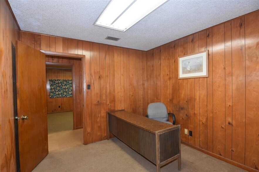 More Photos Of 3554 S Robinson Dr, Robinson Warehouse For Sale