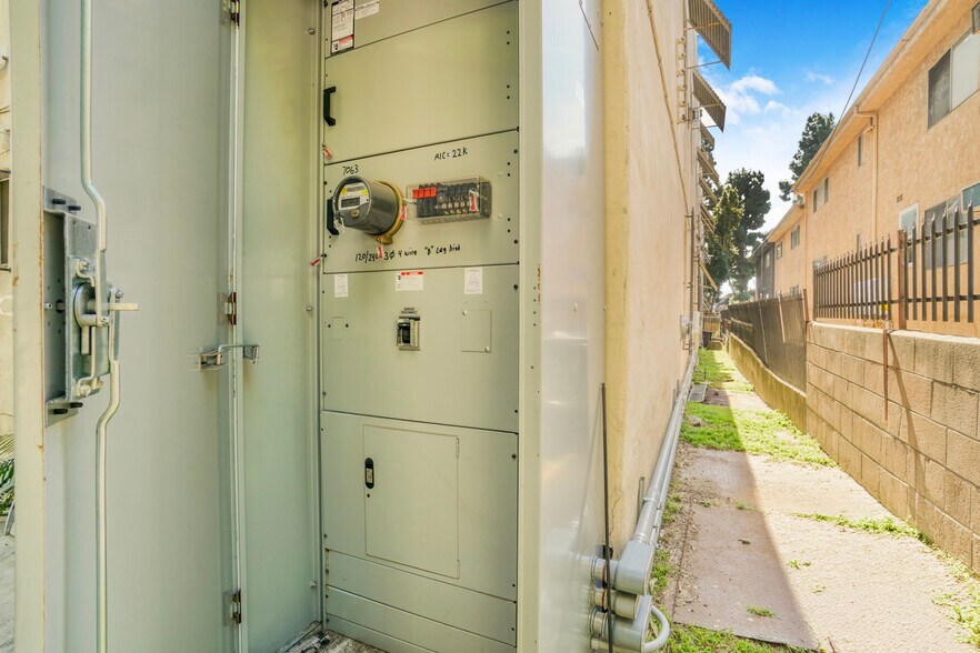 More Photos Of 7063 Lanewood Ave, Los Angeles Apartments For Sale