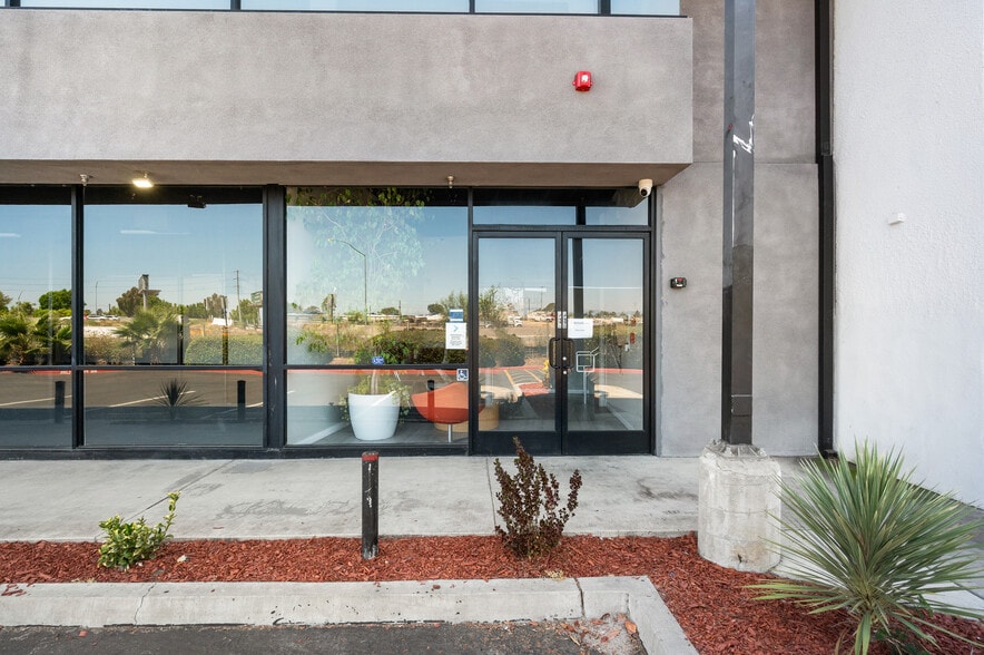 More Photos Of 800 E Dyer Rd, Santa Ana Showroom For Sale
