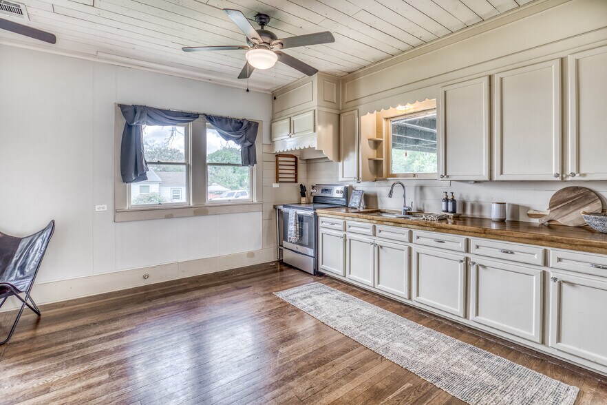 More Photos Of 404 W Main St, Bellville Office Residential For Sale