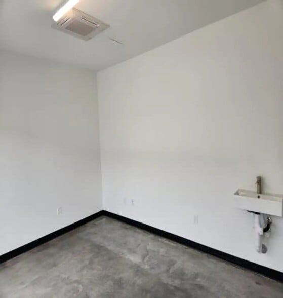 More Photos Of 701 Central Ave NE, Albuquerque Hotel For Lease