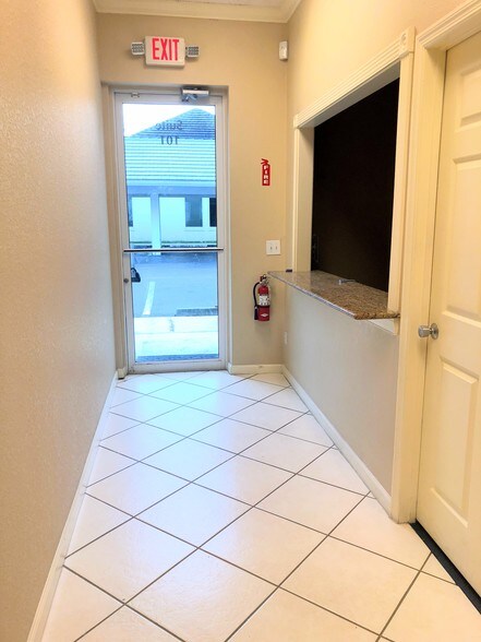 More Photos Of 3459 Pine Ridge Rd, Naples Office For Lease