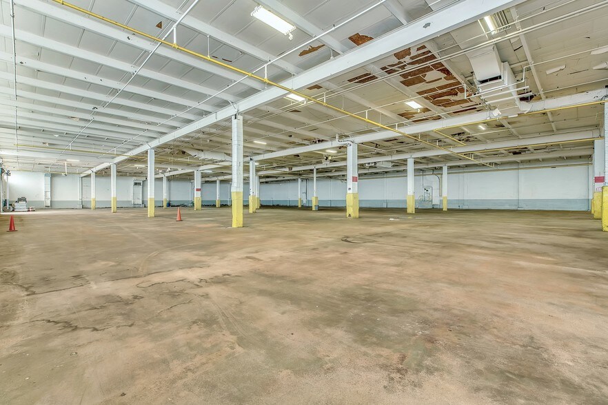 More Photos Of 1275 Oak Point Ave, Bronx Warehouse For Lease