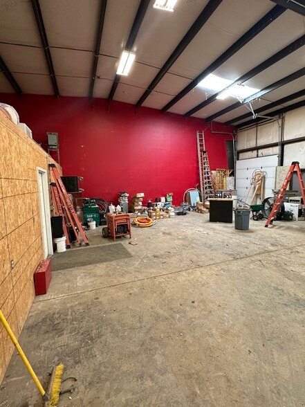 More Photos Of 6230-6244 Merriam Dr, Merriam Warehouse For Lease