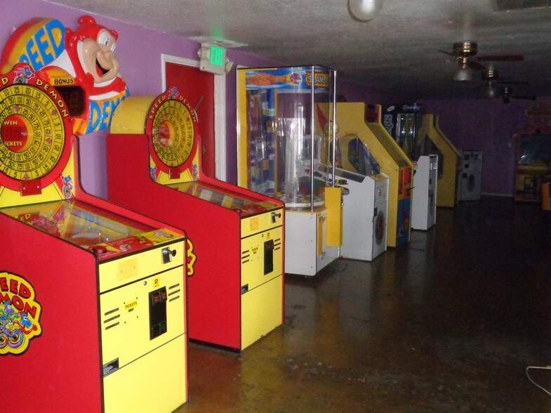 More Photos Of 110 N Mooney Blvd, Tulare Amusement Park For Lease