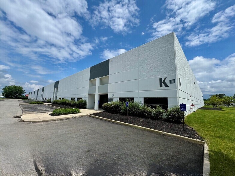 Primary Photo Of 2252-2300 Westbrooke Dr, Columbus Warehouse For Lease