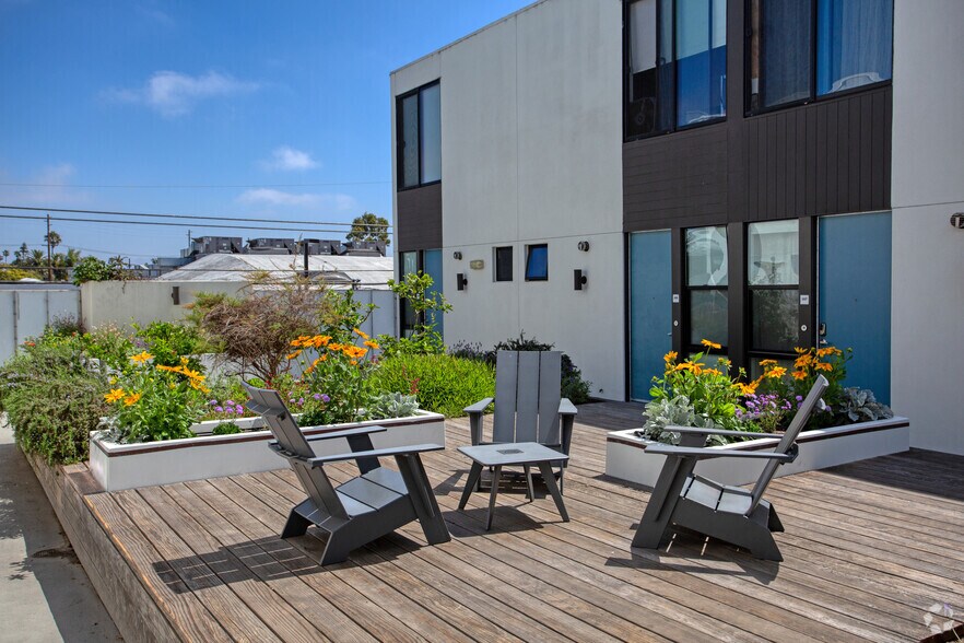 More Photos Of 1645 Abbot Kinney Blvd, Venice Apartments For Lease