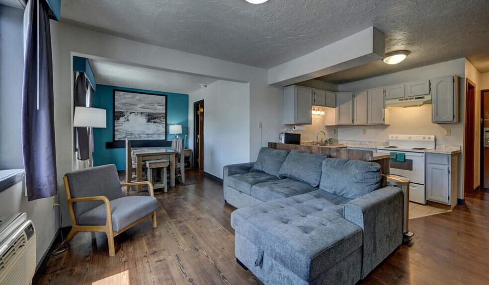 More Photos Of 702 Scott St, Gardiner Hotel For Sale