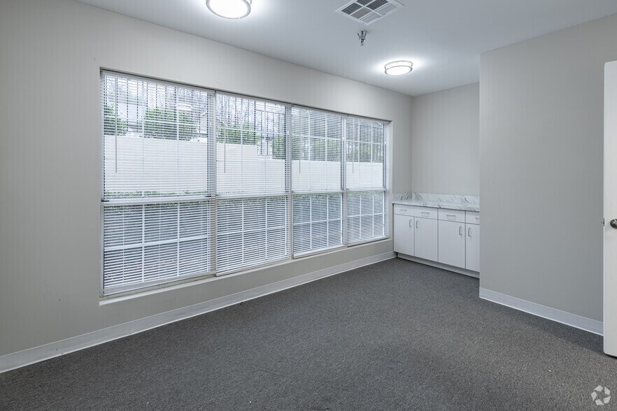 More Photos Of 1250 Upper Hembree Rd, Roswell Medical For Lease