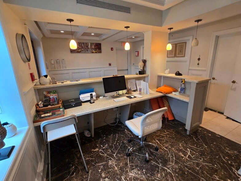 More Photos Of 1062 Northern Blvd, Roslyn Office For Lease