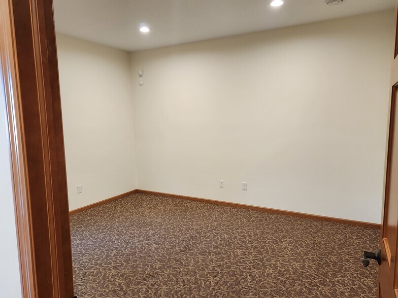 More Photos Of 10523-10527 W 165th St, Lakeville Office For Sale