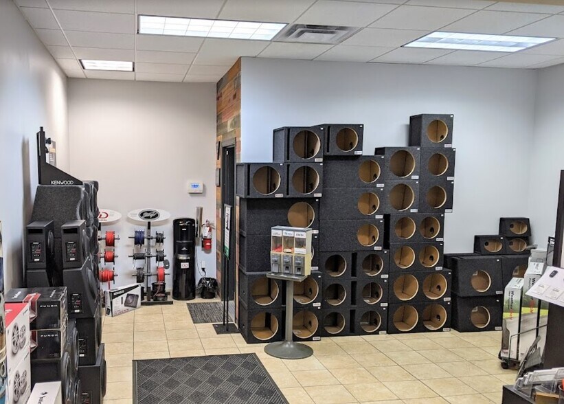 More Photos Of 3269 19th St NW, Rochester Coworking Space