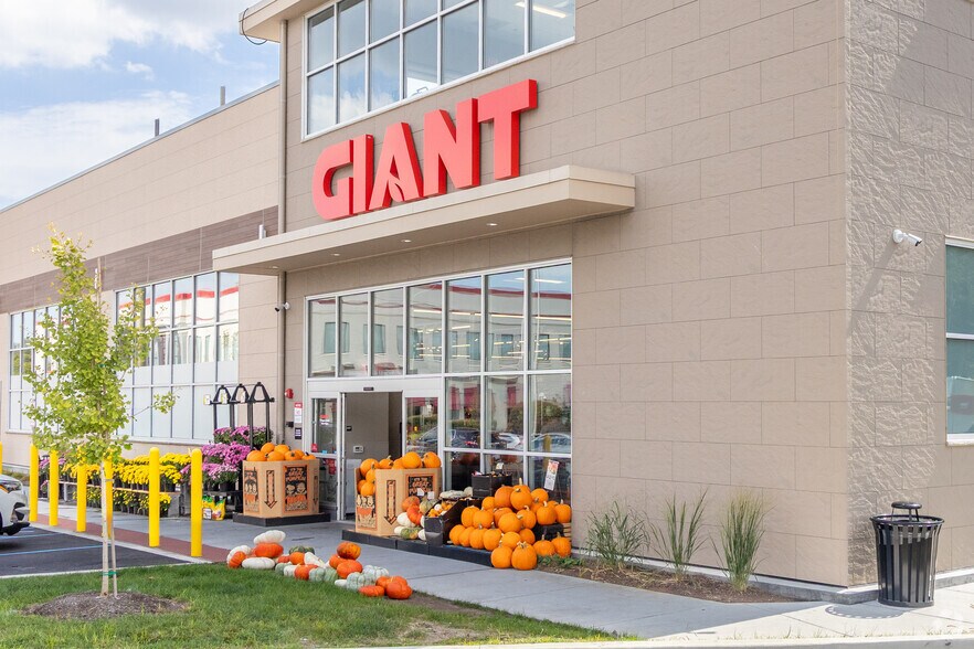 More Photos Of 93 Old York Rd, Jenkintown Supermarket For Lease