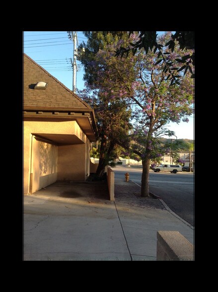 More Photos Of 7841 Foothill Blvd, Sunland Storefront Retail Residential For Lease
