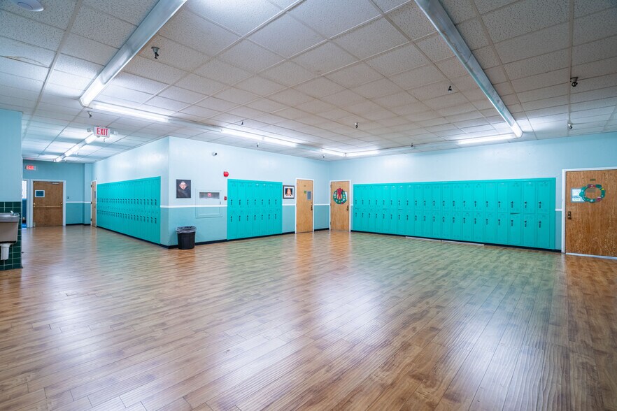 More Photos Of 2911 N San Fernando Rd, Los Angeles Schools For Lease