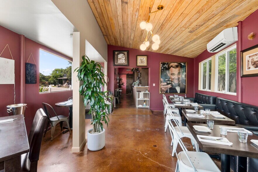 More Photos Of 1725 S US Highway 281, Blanco Freestanding For Sale