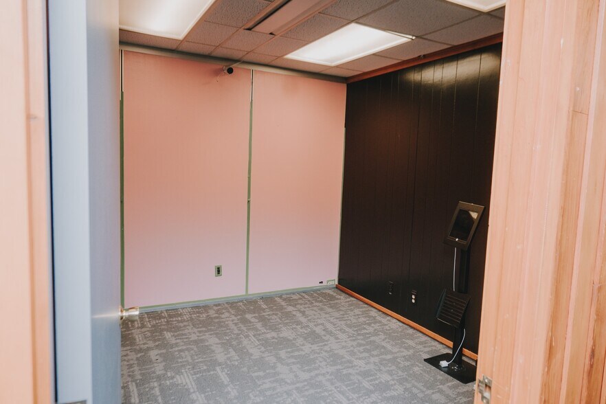 More Photos Of 136 Center St, Old Town Office For Sale