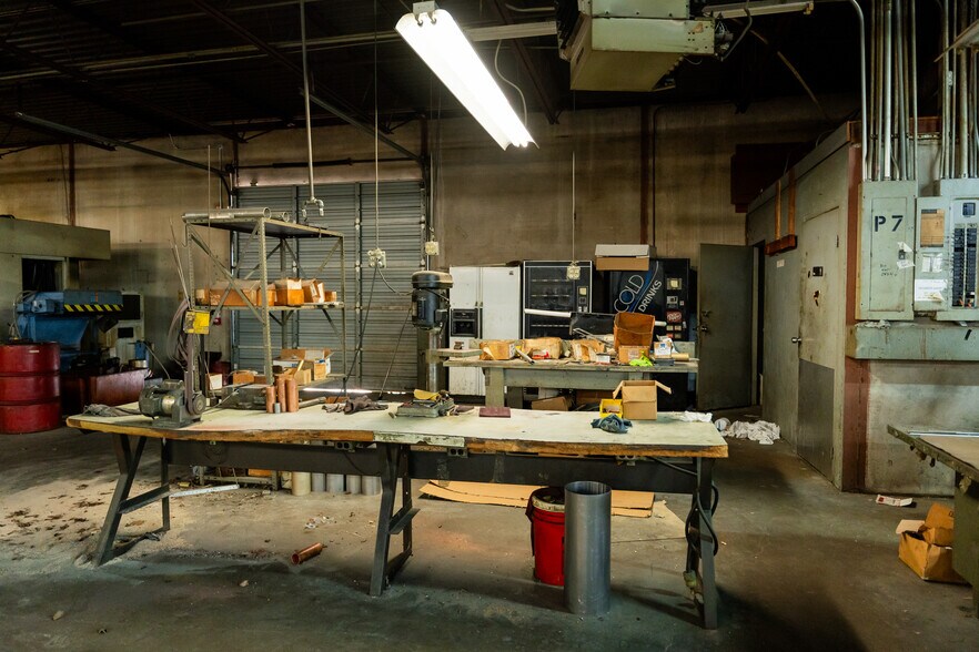 More Photos Of 1630 N Interstate 35 E, Lancaster Flex For Sale