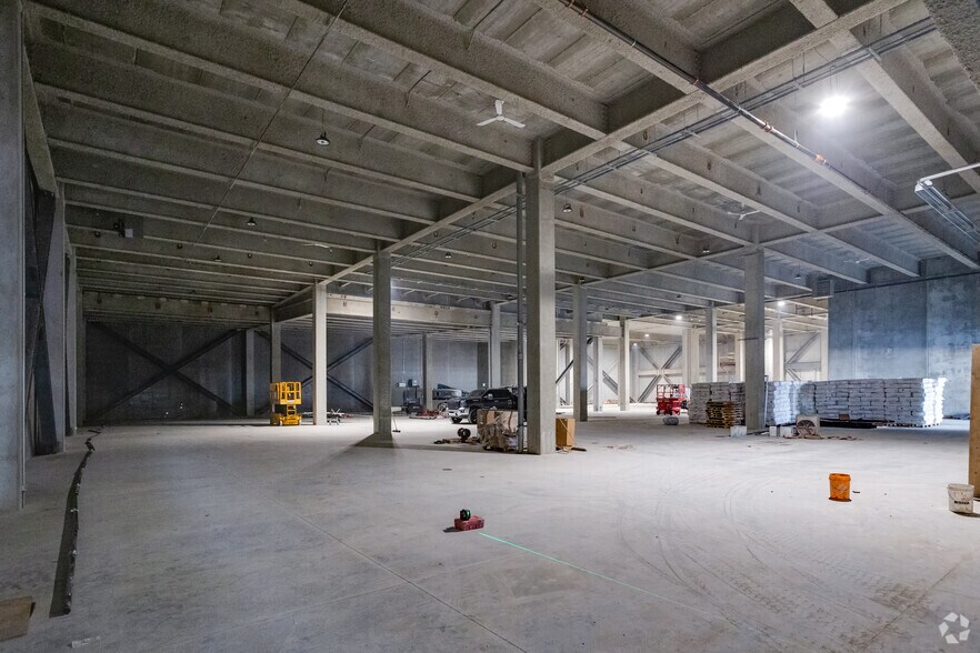 More Photos Of 3855 Wayburne Dr, Burnaby Light Manufacturing For Lease