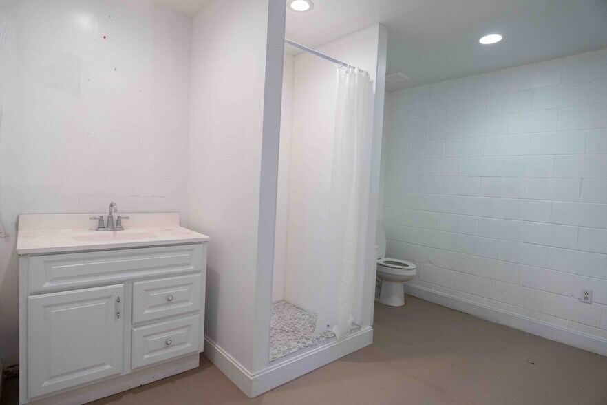 More Photos Of 410 Vista Village Dr, Vista Freestanding For Lease