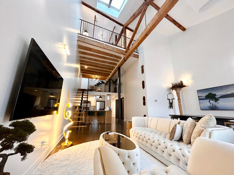 More Photos Of 211 Rue de la Commune O, Montréal Storefront Retail Residential For Sale